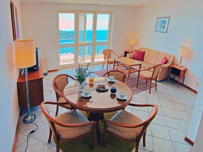 Apartments Sipa - Comfort Two Bedroom Apartment with Balcony and Sea View Apartman B - image 7