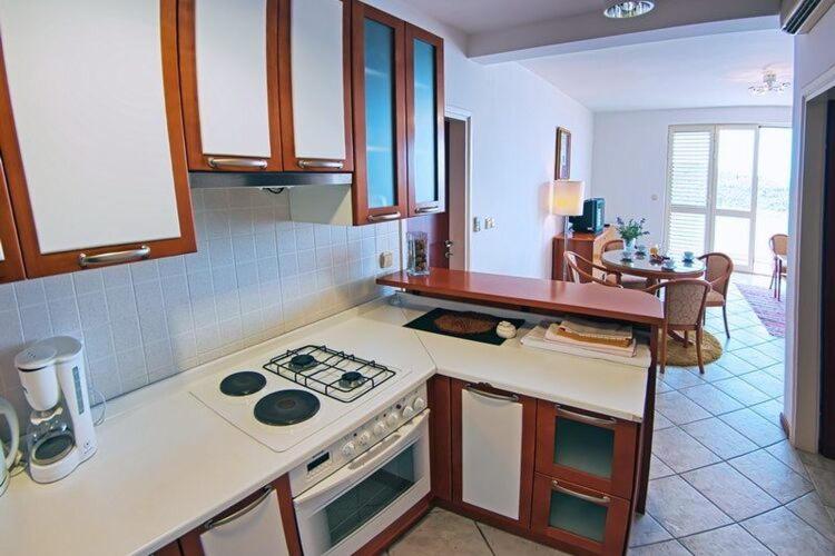 Apartments Sipa - Comfort Two Bedroom Apartment with Balcony and Sea View Apartman B - image 10
