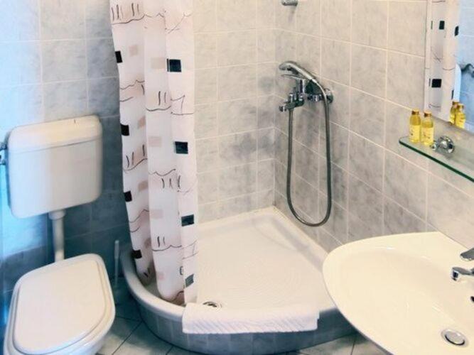 Apartments Sipa - Comfort Two Bedroom Apartment with Balcony and Sea View Apartman B - image 12