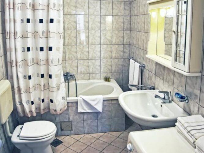 Apartments Sipa - Comfort Two Bedroom Apartment with Balcony and Sea View Apartman B - image 9