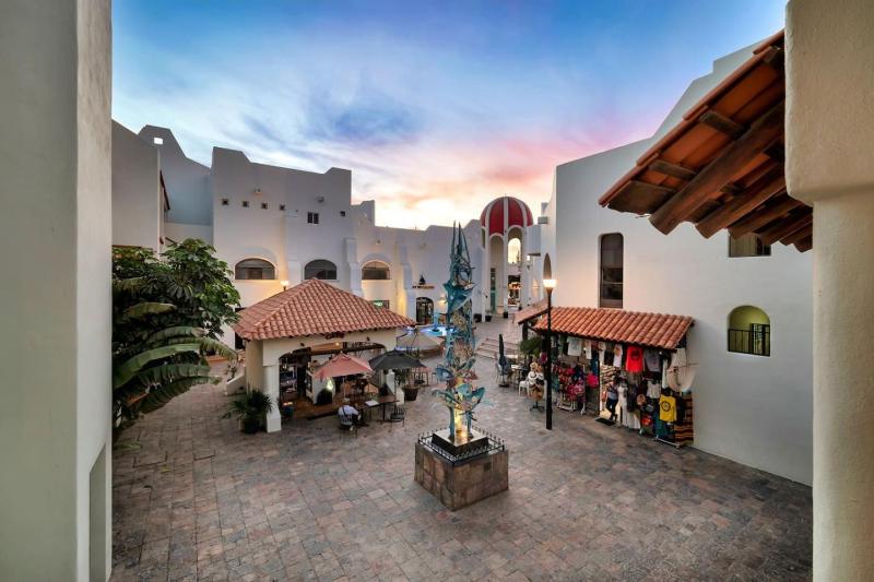 Completely Remodeled 2BD-2BA Plaza Bonita - image 2