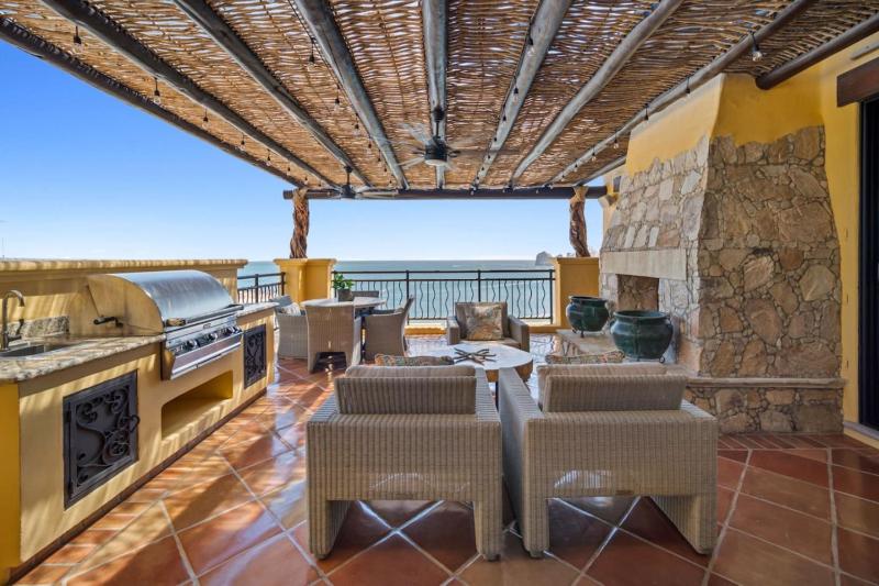 4BD 2-level Penthouse 5-Star Beachfront Paradise. - image 8