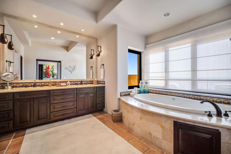 4BD 2-level Penthouse 5-Star Beachfront Paradise. - image 6