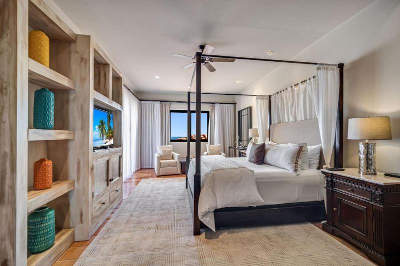 4BD 2-level Penthouse 5-Star Beachfront Paradise. - image 11
