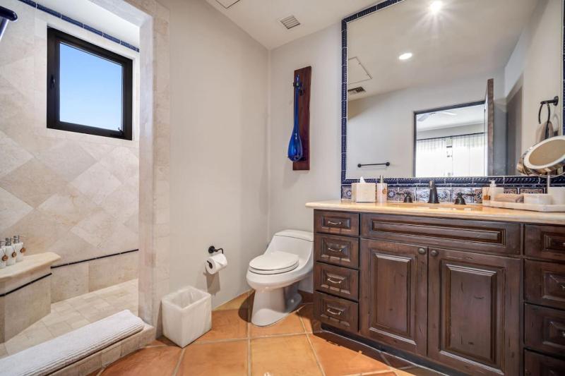 4BD 2-level Penthouse 5-Star Beachfront Paradise. - image 13