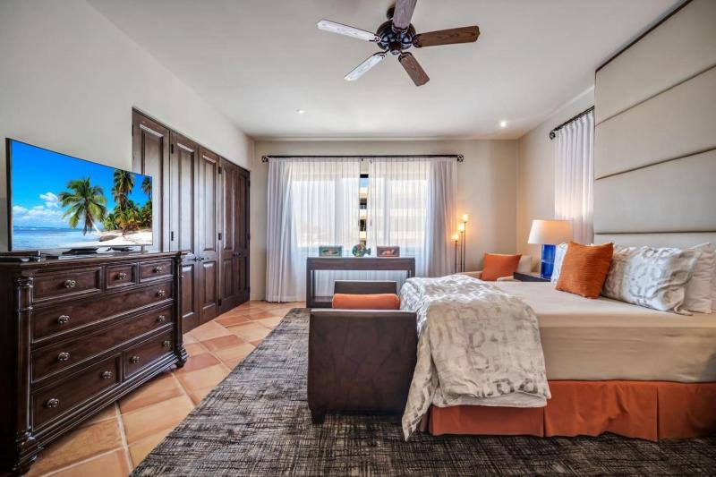 4BD 2-level Penthouse 5-Star Beachfront Paradise. - image 7