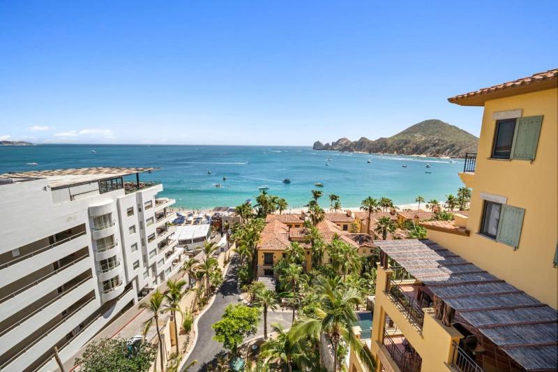 4BD 2-level Penthouse 5-Star Beachfront Paradise. - image 3