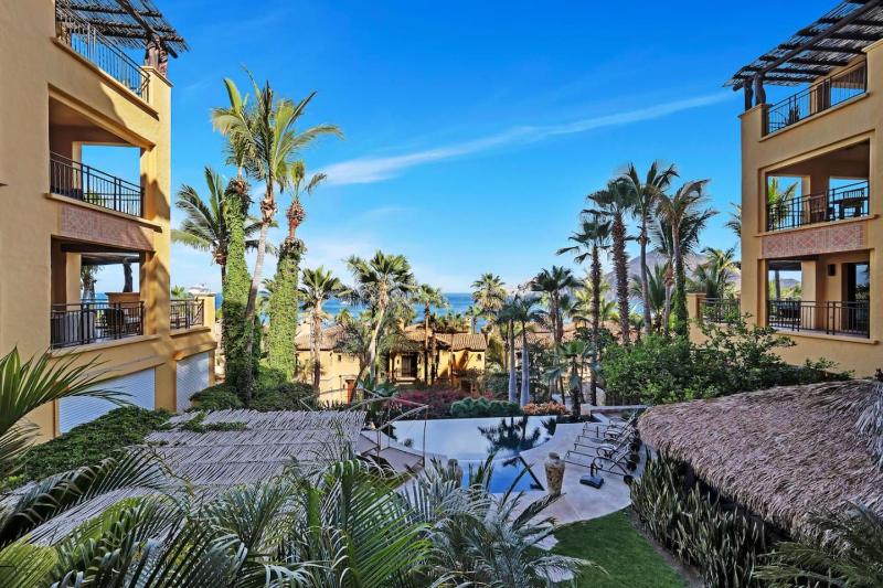1 BD 5-Star Beachfront Paradise - image 4