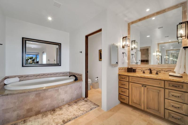 2 BD 5-Star Beachfront Paradise - image 7