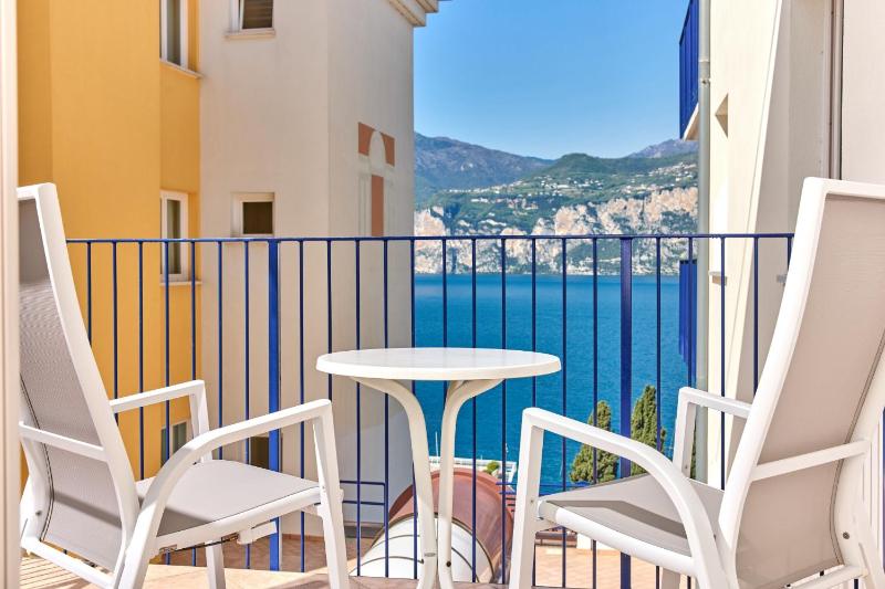 Executive Double Room with Balcony and Lateral Lake View  image 4
