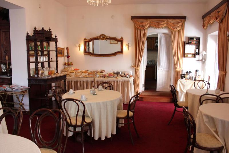 El Hotel de Su Merced - image 13