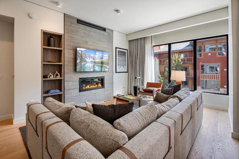 Ski-in/out exclusive 3BR high end luxury at Park City Mountain restaurants spa bar rooftop pool - image 26