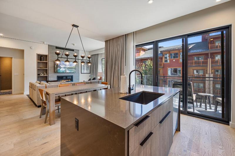 Ski-in/out exclusive 3BR high end luxury at Park City Mountain restaurants spa bar rooftop pool - image 29