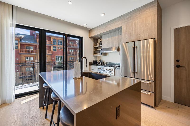 Ski-in/out exclusive 3BR high end luxury at Park City Mountain restaurants spa bar rooftop pool - image 28