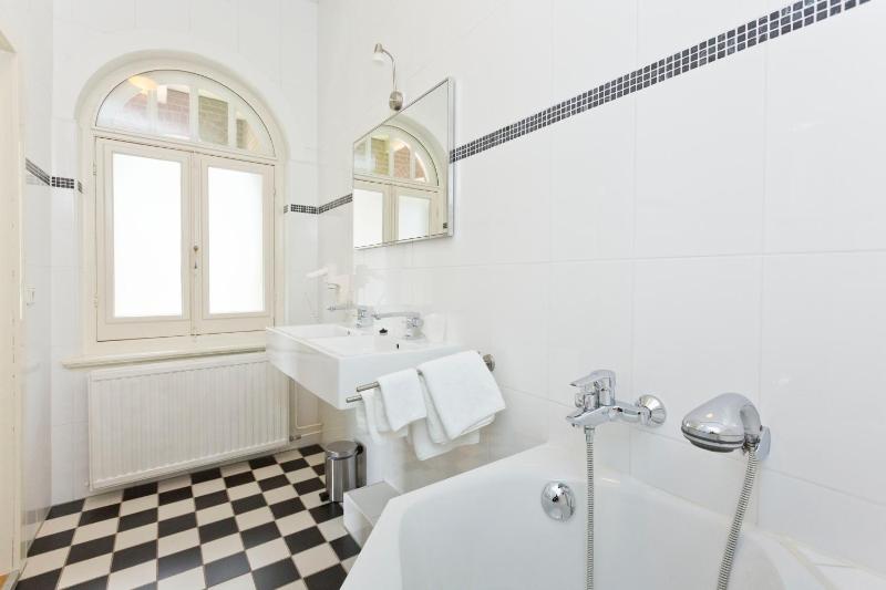 Deluxe Room with Balcony image 4