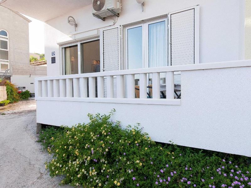 Apartment Brajki-Three Bedroom Apartment with Balcony and Sea View - image 1