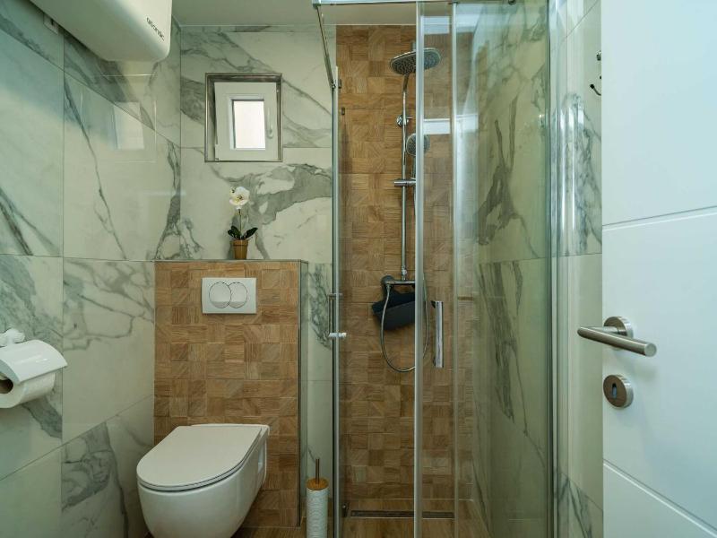 Apartment  Rooms Papa - Superior Double or Twin Room with Balcony and Partial Sea View Soba 1 - image 15