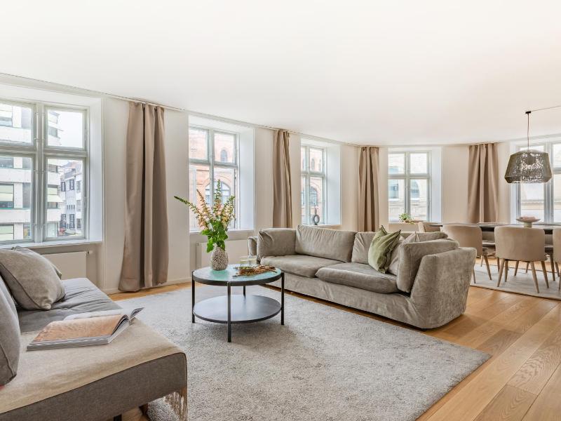 Regent 3 - Popular 3-Bdr Apt with Balcony in Centre - image 1