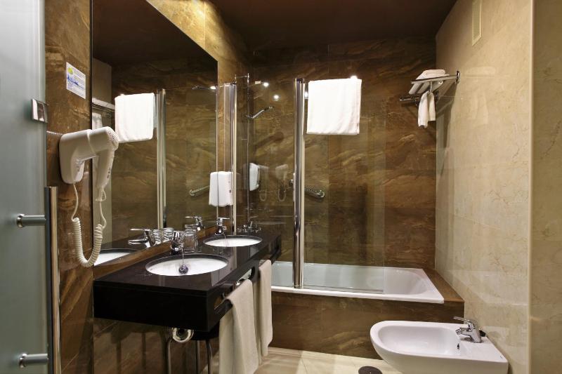 Double or Twin Room image 3