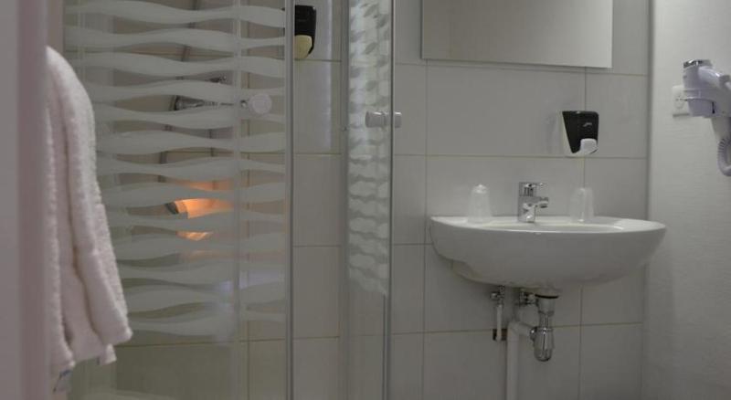 Triple Room (1 Double Bed + 1 Single Bed) image 1