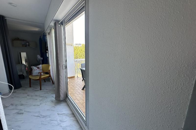 Beautiful renovated T2 - close to the beach - image 8
