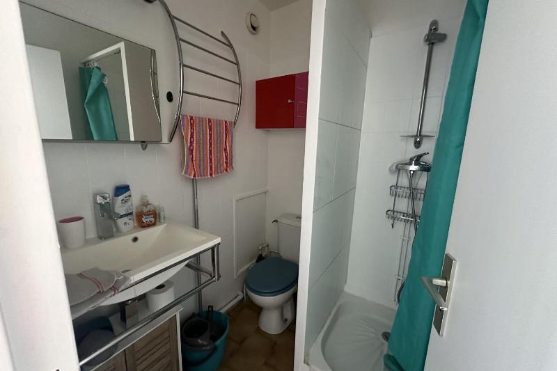 Beautiful renovated T2 - close to the beach - image 9