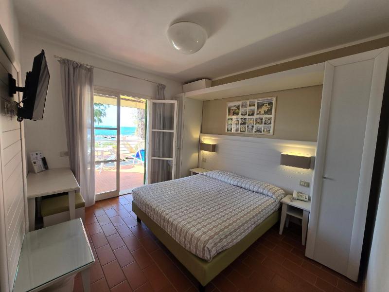 Superior Double Room with Sea View image 1