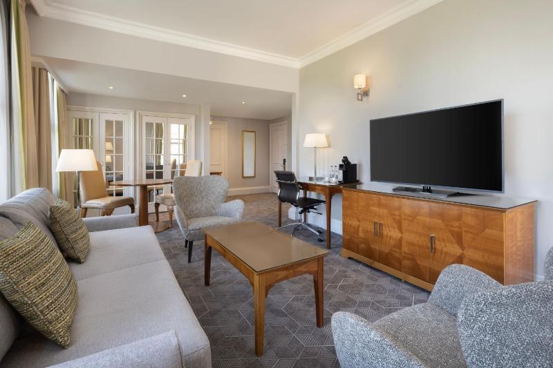 One-Bedroom Corner King Suite with Sofa Bed image 4