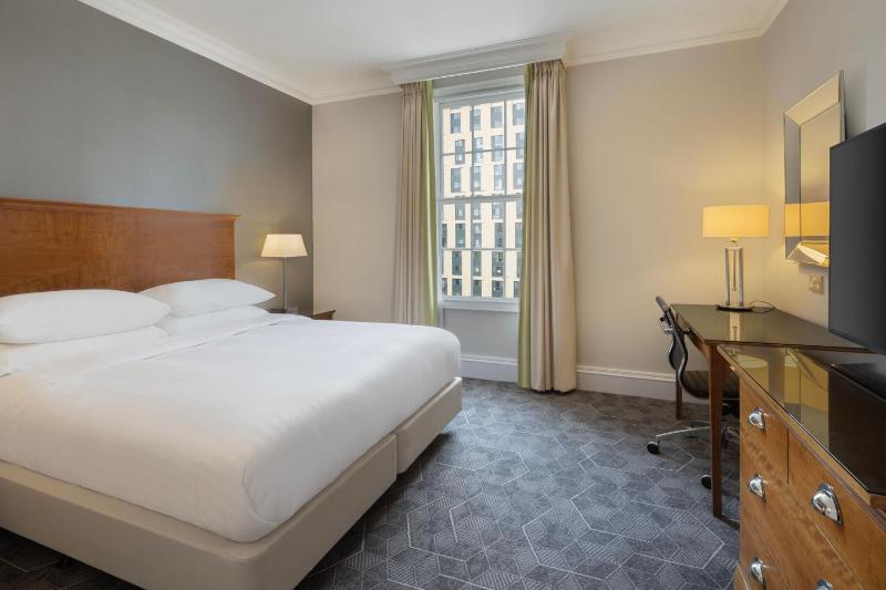 One-Bedroom Corner King Suite with Sofa Bed image 3
