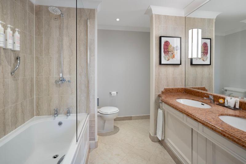 One-Bedroom Corner King Suite with Sofa Bed image 2