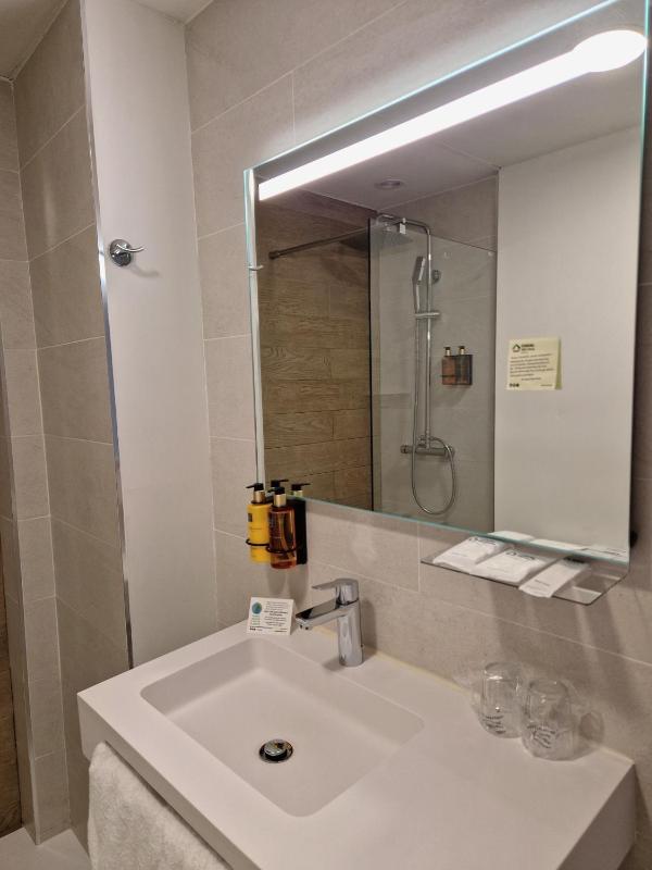 Economy Triple Room image 4