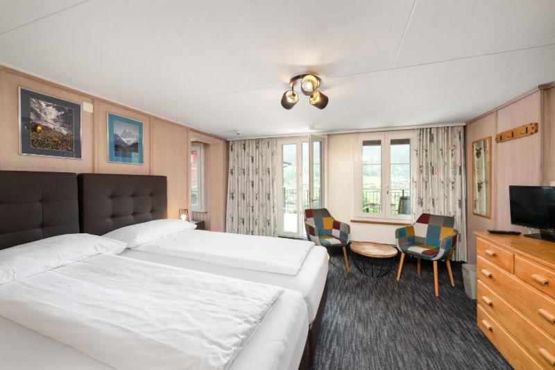 Triple Room with Private Bathroom and Mountain View image 1