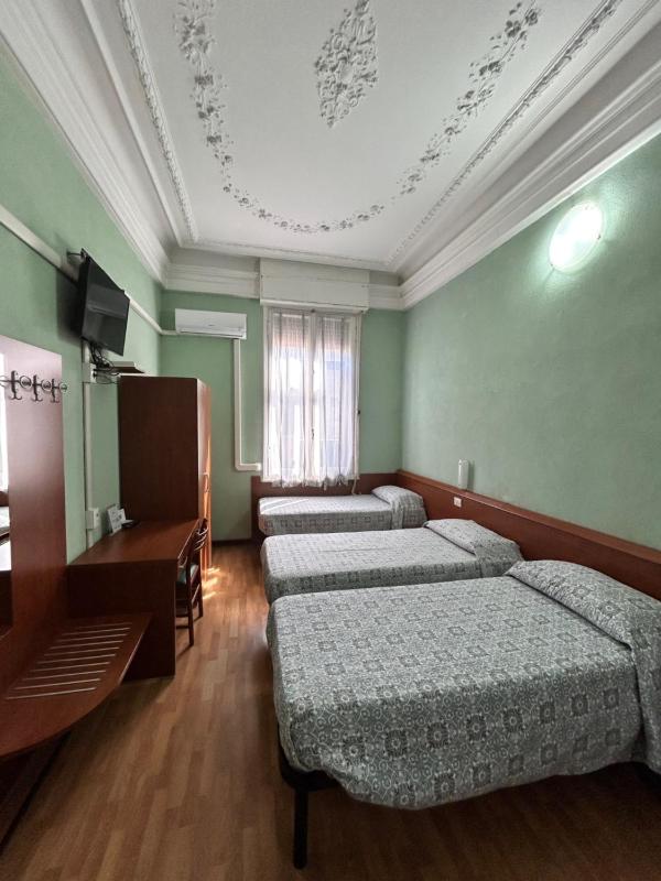 Comfort Triple Room with Shower image 2