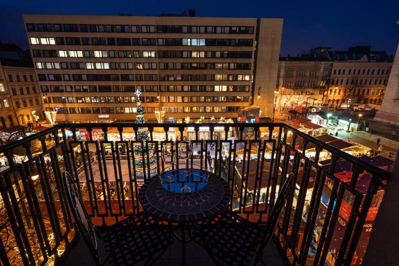 Heart of Budapest Luxury Apartment with Amazing View - image 16