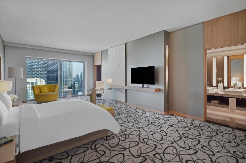 Luxury King Room with Club Access and Burj Khalifa View  image 4