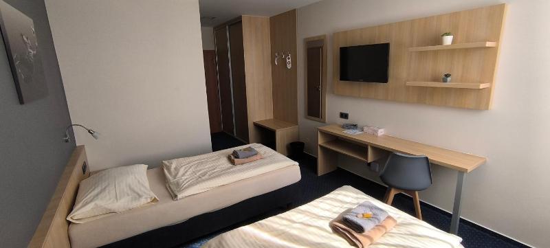 Twin Room image 1