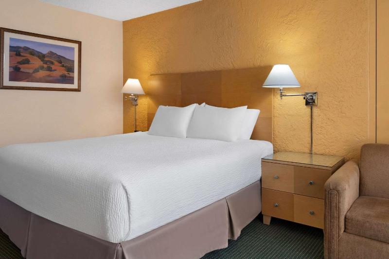 Ramada Tucson - image 11