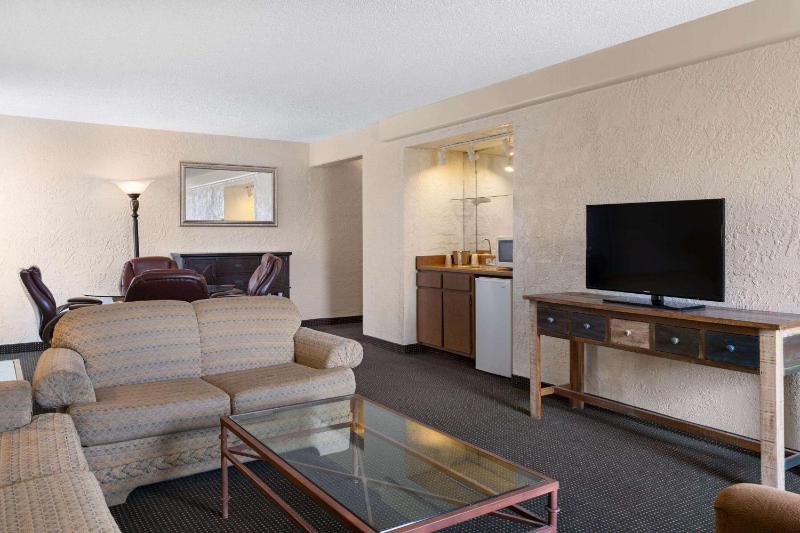 Ramada Tucson - image 31