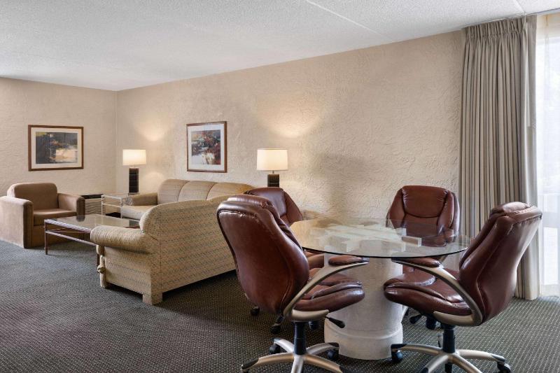 Ramada Tucson - image 40