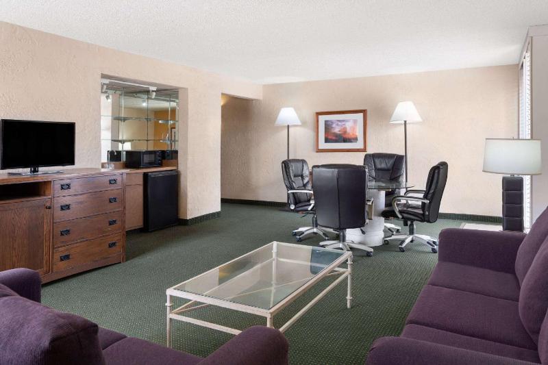 Ramada Tucson - image 38