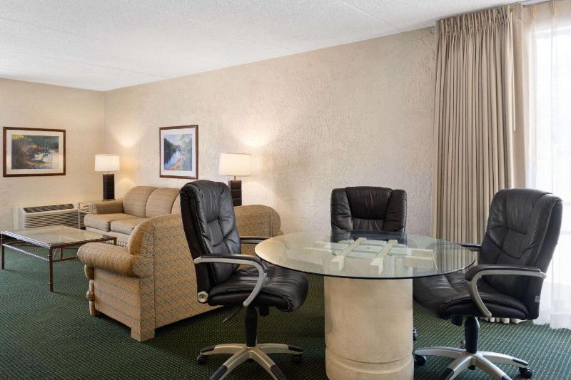 Ramada Tucson - image 23