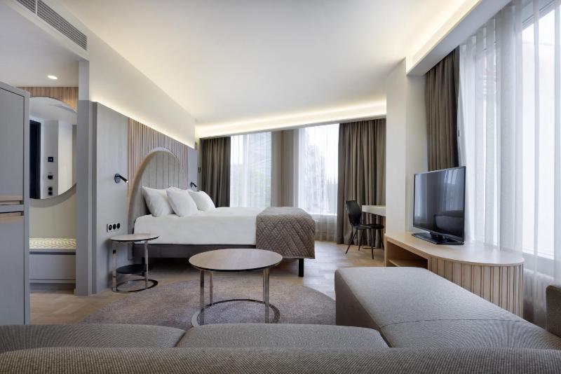 Deluxe Family Room image 1