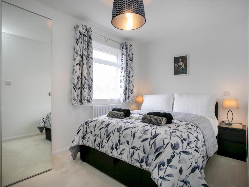 Charming Home - Free Parking - Private Garden - Pass the Keys - image 16