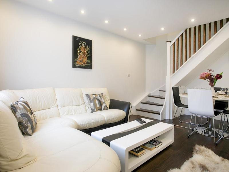 Charming Home - Free Parking - Private Garden - Pass the Keys - image 33