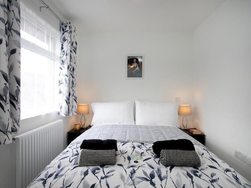 Charming Home - Free Parking - Private Garden - Pass the Keys - image 41