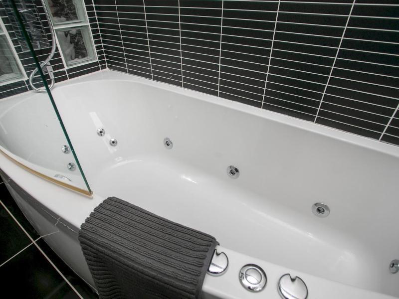 Charming Home - Free Parking - Private Garden - Pass the Keys - image 19