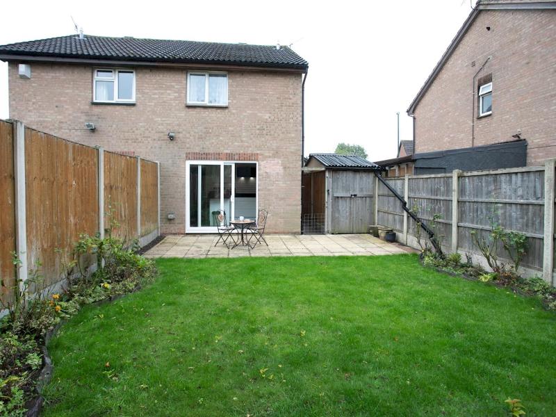 Charming Home - Free Parking - Private Garden - Pass the Keys - image 5