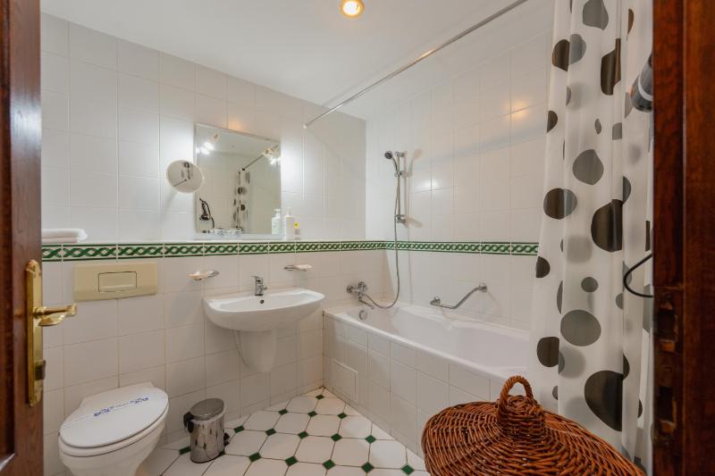 Superior Twin Room image 3