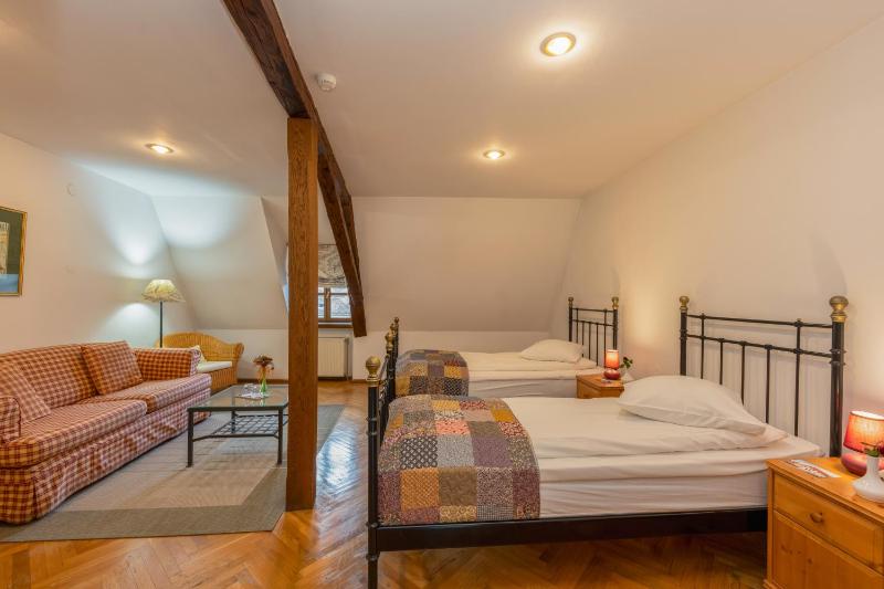 Twin Room image 4