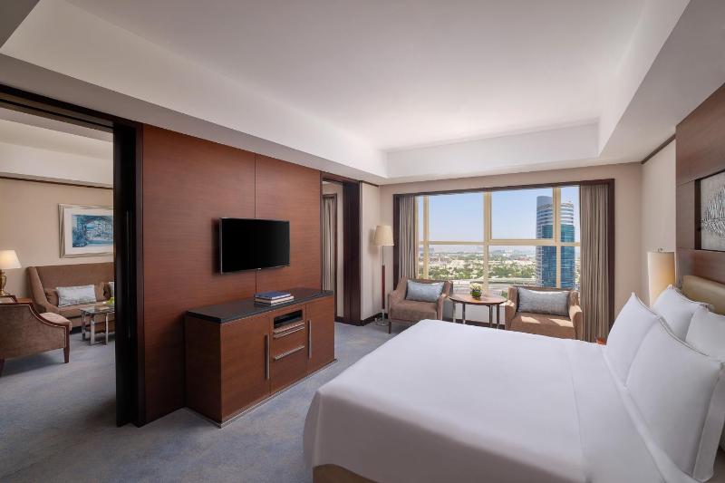 Executive Suite - Inclusive of Breakfast, One Way Dubai Airport Drop Off & Club Lounge Access image 4